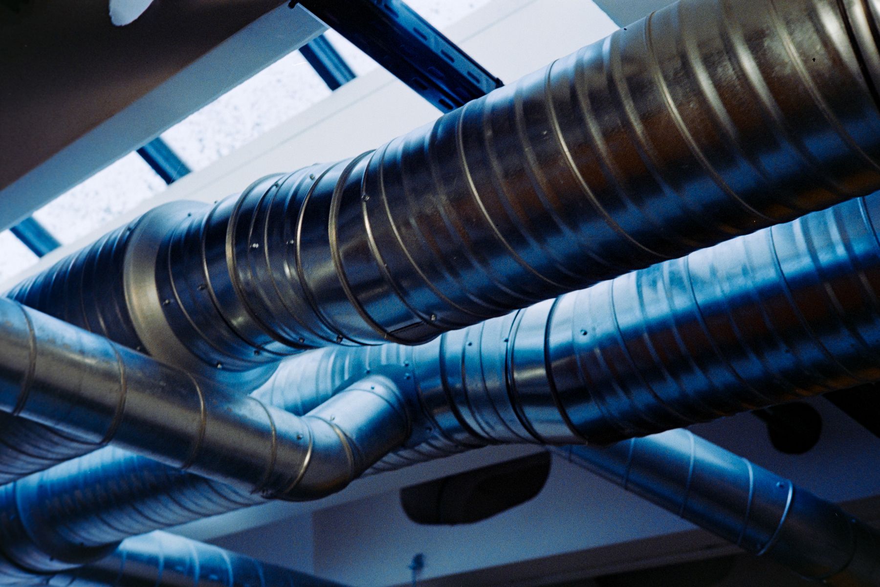 Detail einer metallischen Lüftungsanlage mit runden Kanälen